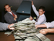Bild: Helfer leeren die Wahlurnen