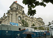 Bild: Übertragungswagen der Fernsehsender vor Reichstagsgebäude