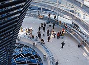 Bild: Besucher unter der Kuppel des Reichstagsgebäudes