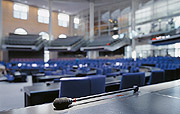 Bild: Der Plenarsaal, im Vordergrund ein Mikrofon