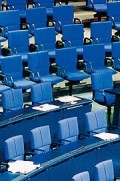 Bild: Stuhlreihen im Plenarsaal