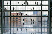 Bild: Arbeitende Menschen vor Glasfront