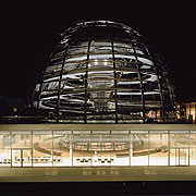 Bild: Das Reichstagsgebäude bei Nacht