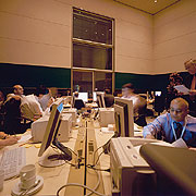 Bild: Mitarbeiter vor Computerbildschirmen