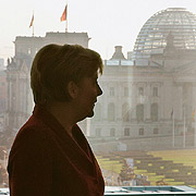 Bild: Gute Aussichten? Kanzlerin Angela Merkel vor dem Reichstagsgebäude.