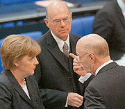 Bild: Kanzlerin Angela Merkel und SPD-Fraktionschef Peter Struck, dahinter Bundestagspräsident Lammert.