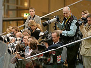 Bild: Beobachter der Fraktionsarbeit: Pressefotografen im Bundestag