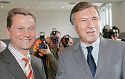 Bild: Vor der FDP-Fraktionssitzung: Der Fraktionsvorsitzende Wolfgang Gerhardt mit Parteichef Guido Westerwelle.