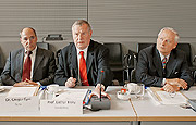 Bild: Fraktionssitzung Die Linke.: Die Vorsitzenden Gregor Gysi, Oskar Lafontaine und Linkspartei-Chef Bisky.