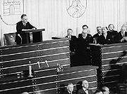 Bild: Konstituierende Sitzung des ersten Deutschen Bundestages.