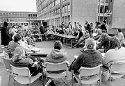 Bild: Fraktionssitzung im Freien: Die Fraktion der Grünen 1983.