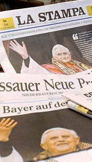 Bild: Zeitungen zur Papstwahl. Oben La Stampa.