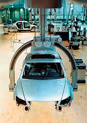 Bild: Moderne Automobilproduktionshalle.
