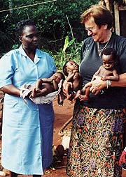 Bild: Krankenschwester, Entwicklungshelferin mit Kleinkindern in Afrika.