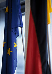 Bild: Europa-Flagge, Deutschland-Flagge.