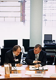 Bild: Ausschusssekretär Martin Frey (links) im Gespräch mit dem Vorsitzenden des Ausschusses für Arbeit und Soziales, Gerald Weiß (CDU/CSU).