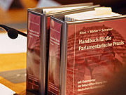 Bild: Hilfe bei allen Verfahrensfragen: Das Handbuch für die Parlamentarische Praxis.