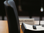 Bild: Stuhl und Mappe in einem Ausschusssaal.