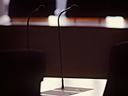 Bild: Mikrofon in einem Ausschusssaal.