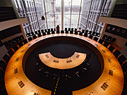 Bild: Blick in einen Ausschusssaal.