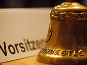 Bild: Glocke eines Ausschussvorsitzenden.