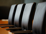 Bild: Stuhlreihe in einem Ausschusssaal.