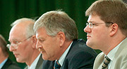 Bild: NPD-Bundesparteitag: der Parteivorsitzende Udo Voigt (Mitte) und der Fraktionsvorsitzende im Sächsischen Landtag, Holger Apfel (rechts).