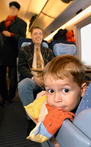 Bild: Fensterplatz Fehlanzeige: Kind auf Bahnfahrt.