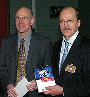 Bild: Bundestagspräsident Norbert Lammert (Links) mit dem Autor Rudolf Speth.
