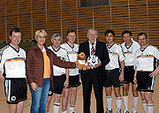 Bild: Mannschaftsfoto mit Bundestagsvizepräsidentin Susanne Kastner und dem Vorsitzenden der Sportgemeinschaft, Peter Rauen (CDU/CSU).