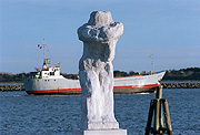 Bild: Die „Große Stehende“ – Skulptur von Werner Stötzer.
