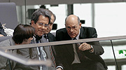 Bild: Jean-Louis Debré und Norbert Lammert auf der Besuchertribüne des Deutschen Bundestages.
