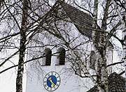 Bild: Kirchturm in einem Dorf im Erdinger Moos.