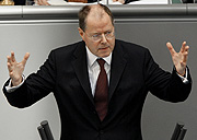 Bild: Bundesfinanzminister Peer Steinbrück (SPD) redet vor dem Bundestag.
