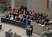 Bild: Blick auf die Regierungsbank im Bundestag: Das Parlament legt fest, was die Fachministerien ausgeben dürfen.