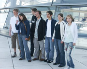 Bild: Die Preisträger der Mitmischen-Community auf der Dachterrasse des Reichstagsgebäudes.