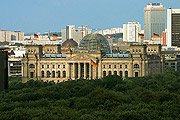 Bild: Das Reichstagsgebäude vor der Kulisse der Hauptstadt.