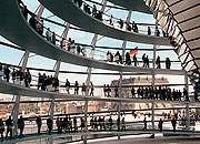 Bild: Ein Aufstieg der sich lohnt: Besucher in der Kuppel des Reichstagsgebäudes.