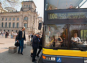 Bild: Ein Bus der Linie 100 hält vor dem Reichstagsgebäude.