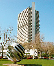 Bild: Abgeordnetenhochhaus „Langer Eugen“ in Bonn.