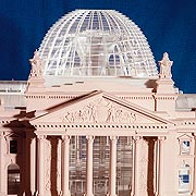 Bild: Modell des Reichstagsgebäudes mit gläserner Kuppel.
