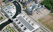 Bild: Das Parlamentsviertel aus der Luft – links der „Spreesprung“ zwischen Paul-Löbe-Haus und Marie-Elisabeth Lüders-Haus.