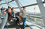 Bild: Auf der Rampe der Kuppel des Reichstagsgebäudes: Rund zwei Millionen Menschen besuchen jedes Jahr den Bundestag in Berlin.