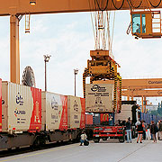 Bild: Containerwaggons mit Umzugsgut des Bundestages.