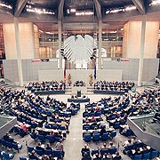 Bild: Plenarsitzung 1999 beim offiziellen Arbeitsbeginn des Bundestages.