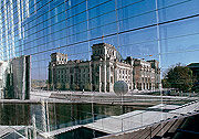 Bild: Das Reichstagsgebäude spiegelt sich in der Fassade des Marie-Elisabeth-Lüders-Hauses.