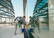 Bild: Mitarbeiter des Gegenbauer Gebäude Services bei der Reinigung einer Glasfläche auf der Dachterasse des Reichstagsgebäudes.
