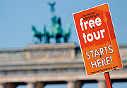 Bild: Schild von Free-Tours auf dem Pariser Platz vor dem Brandenburger Tor.