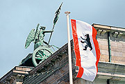 Bild: Berliner Fahne vor der Quadriga des Brandenburger Tors.