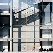Bild: Glasfassade eines Bundestagsgebäudes.